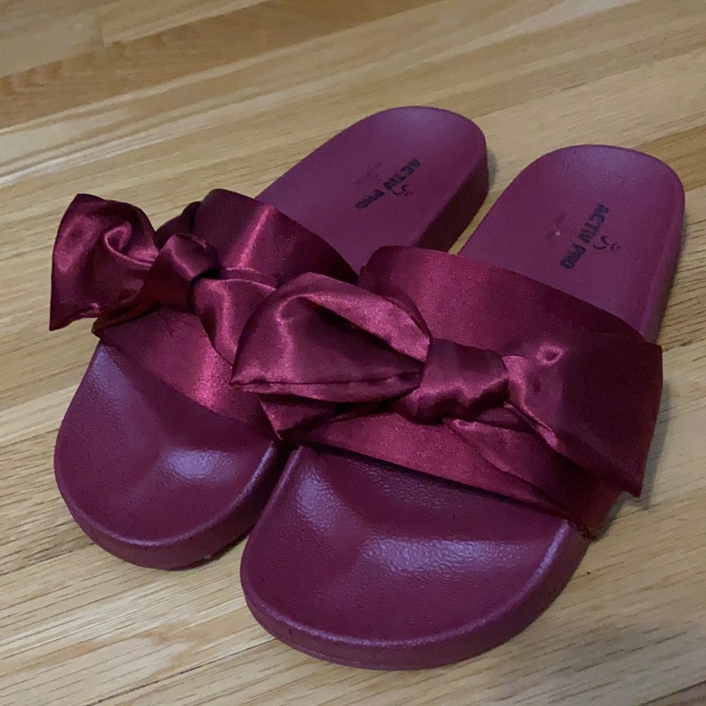 RED BOW SLIDES *super cute & brand new*